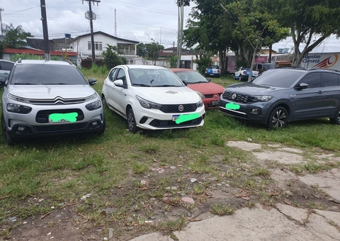 Três carros furtados de locadora são apreendidos em Manaus