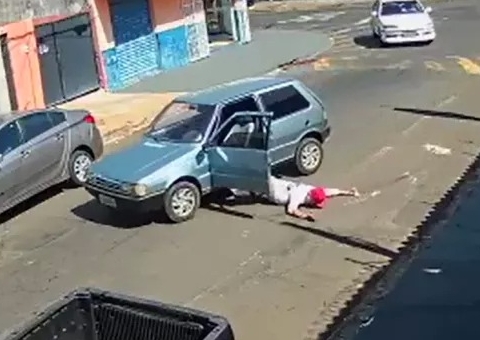 Vídeo: Sem cinto, motorista cai de carro em movimento durante curva