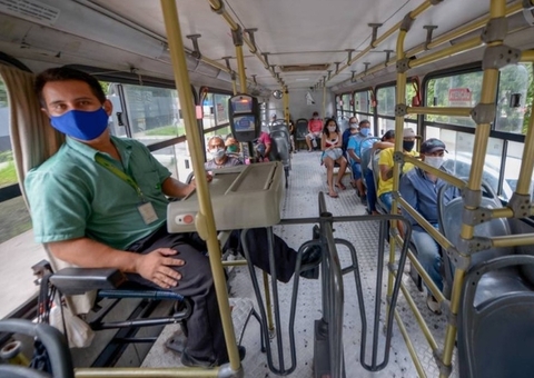 Lei é alterada e cobradores serão mantidos nos ônibus coletivos de Manaus