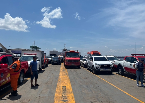 Comboio do IML, Samu e Bombeiros seguem para BR-319 após desabamento de ponte