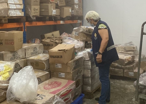 Quase 800 kg de alimentos estragados são apreendidos em supermercados de Manaus