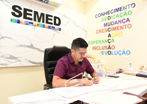 Prefeito assina 250 progressões de profissionais da Semed, em Manaus