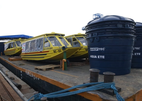 Municípios afetados pela cheia dos rios recebem purificadores de água e embarcações no Amazonas