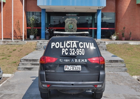 ‘Baixinho’ e 'Camilona' são presos suspeitos de envolvimento em duplo homicídio em Manaus