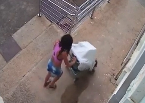 Mulher rouba e esconde cofre de igreja em carrinho de bebê; vídeo