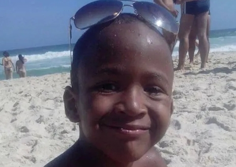 Menino desaparecido estava na areia quando foi arrastado por onda gigante