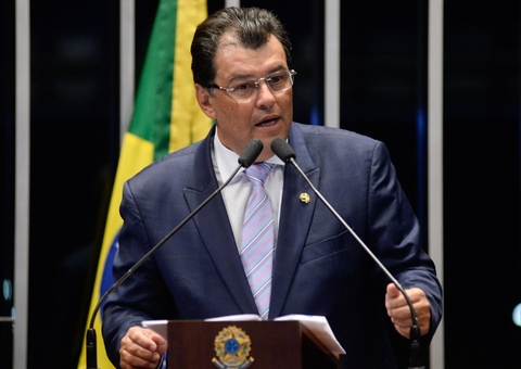 Eduardo Braga comemora aprovação de projeto que prevê direitos para mãe solo