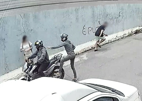Amigo corre e deixa jovem para trás para ser assaltada em Manaus; vídeo