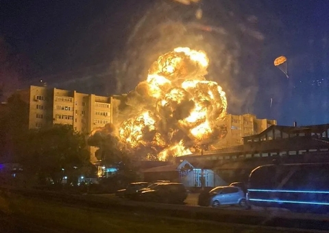 Caça supersônico russo cai em residencial e causa incêndio na Ucrânia