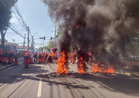 Garis ateiam fogo e bloqueiam avenida de Manaus em protesto; vídeos