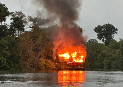 PF destrói quatro balsas usadas em garimpos clandestinos no Amazonas 