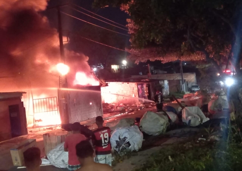 Vítimas de incêndio em galpão de reciclagem em Manaus recebem ajuda da prefeitura