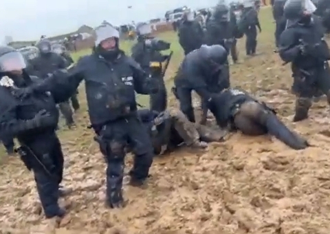 Policiais alemães ficam presos na lama durante tentativa de acabar com protesto; veja vídeo