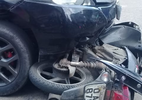 Vídeo: mulher é arremessada e motocicleta vai parar debaixo de carro em acidente no Amazonas