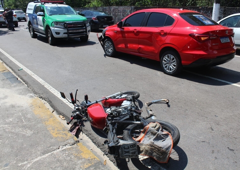 Motoqueiro morre atropelado por dois carros em avenida de Manaus