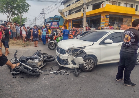 Carro bate em motocicleta e mulher é arremessada e morre em Manaus