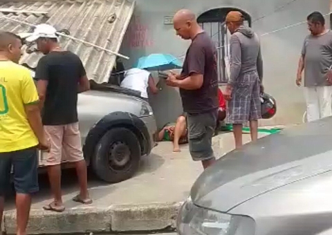 Carro desgovernado atropela mulher na frente de casa em Manaus; vídeo