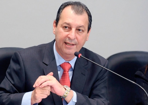 Omar diz que Bolsonaro precisa solucionar falta de médicos peritos no interior do Amazonas