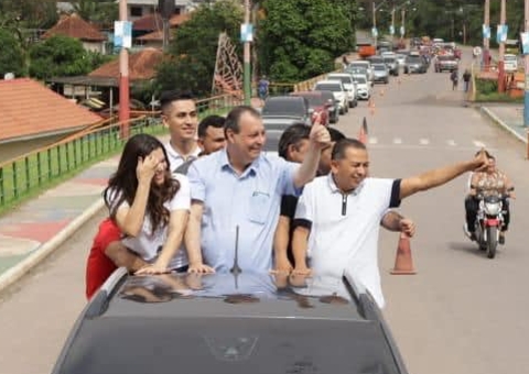 Ao lado de Alessandra Campêlo, Omar visita ações sociais no Amazonas