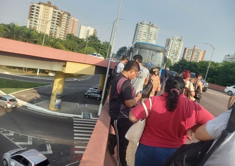 Ônibus tem pane mecânica em viaduto de Manaus e deixa trânsito lento; vídeo
