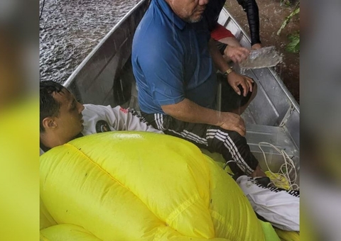 Vídeo mostra terceiro paraquedista sendo resgatado por embarcação em Manaus