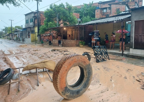 Avenida é invadida por lama após deslizamento de barranco durante chuva em Manaus