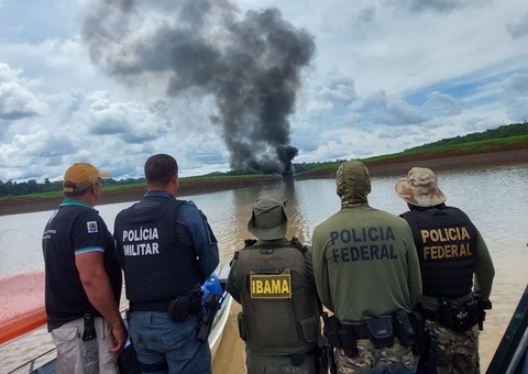 Balsa é destruída e lancha de garimpeiros é apreendida pela PF no Amazonas