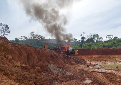 PF destrói maquinário de garimpo na Terra Indígena Uru-Eu-Wau-Wau