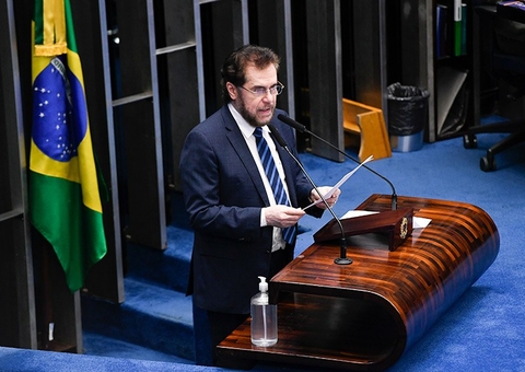 Plínio protocola requerimento solicitando dados sobre crédito rural para o Amazonas