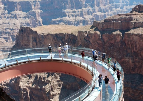 Homem morre ao cair de ponte de vidro de 1,2 mil metros nos EUA