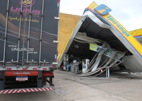 Frentista relata acidente após carreta invadir posto de combustível em Manaus