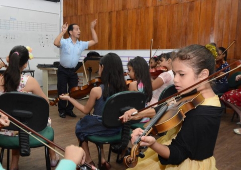 UEA abre inscrições para orquestra infantil em Manaus