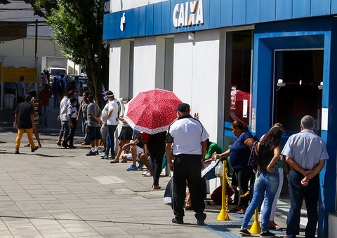Agências bancárias são fiscalizadas pelo Procon por demora em filas