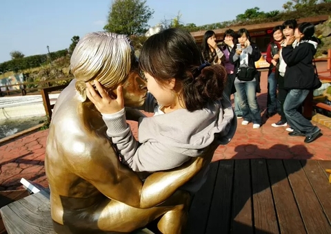 Parque com estátuas de pessoas fazendo sexo é sucesso na Coreia; Veja fotos