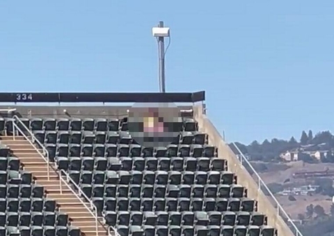 Vídeo: Casal faz sexo em arquibancada durante jogo em plena luz do dia