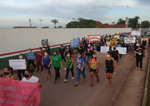 Profissionais da saúde e educação no Amazonas protestam contra exoneração em massa