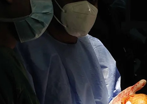 Diagnosticado com maior pedra no rim do mundo, soldado é operado; saiba o peso