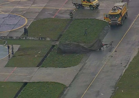Helicóptero da Polícia Civil tomba durante manobra em aeroporto