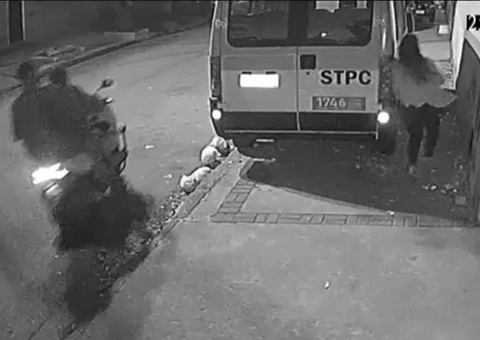 Mulher se esconde embaixo de van para escapar de assalto; vídeo