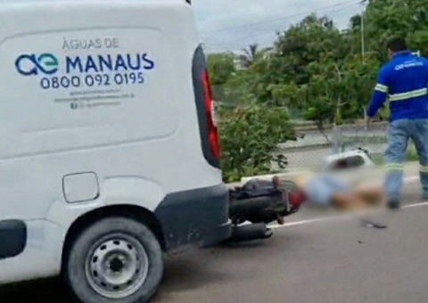 Motociclista fica desacordado na sarjeta após acidente com carro da Águas de Manaus