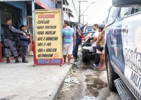 Jovem é morto a tiros dentro de vidraçaria em Manaus