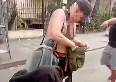 Vídeo: Homem é visto carregando mãe morta em cadeira de rodas