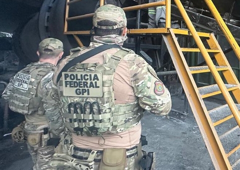 PF destrói duas toneladas de cocaína em Manaus