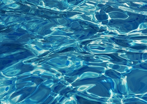 Mulher foge nadando ao ser flagrada transando em píer