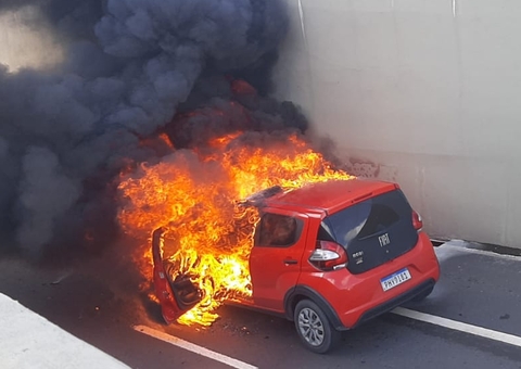 Carro movido a gás explode e fica destruído em viaduto de Manaus; vídeos