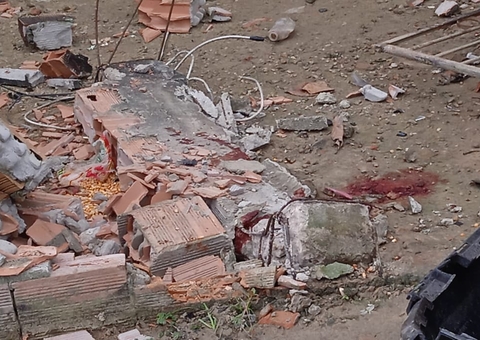 Muro cai e quebra perna de mulher em Manaus após caminhão da Coca-Cola perder o controle