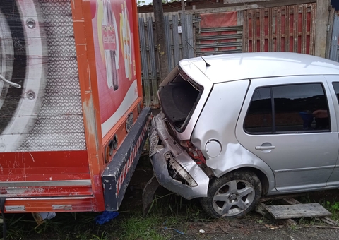 Caminhão da Coca-Cola perde controle e destrói carros e muro em Manaus, vídeo