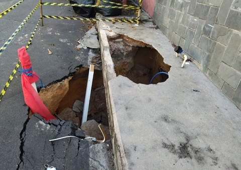 Idoso fica ferido ao ser engolido por calçada em Manaus; vídeo