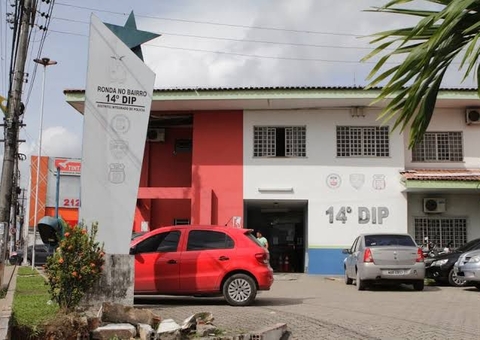 Suspeitos colidem contra carro durante fuga após roubo com arma falsa em Manaus