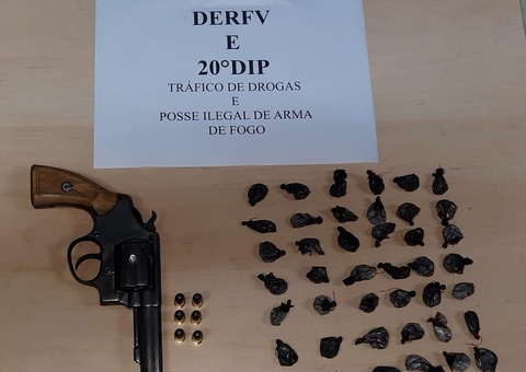 Polícia 'estoura' laboratório de drogas e acha caderno com anotações em Manaus